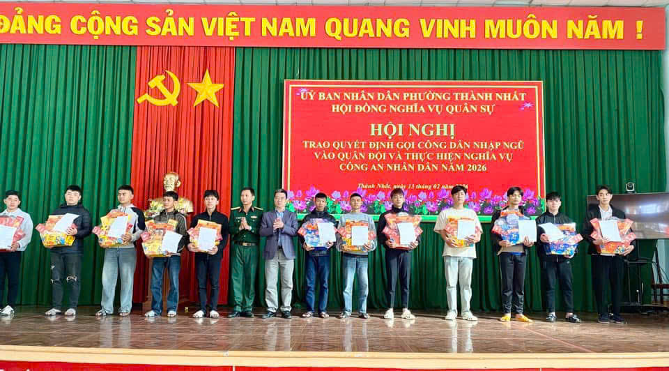 Phường Thành Nhất trao Quyết định gọi công dân nhập ngũ vào quân đội và thực hiện nghĩa vụ Công an nhân dân năm 2026.